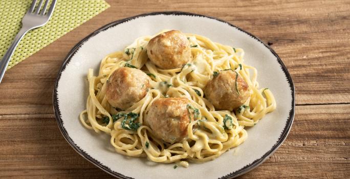 Fideo con Albóndigas de Pollo en Salsa Cremosa