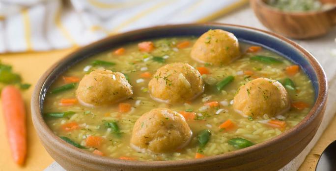 Sopa de albóndigas de verde