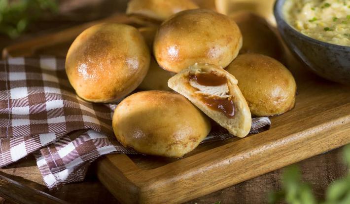 Bombas de Pollo BBQ y Dip Cremoso de Alcachofas