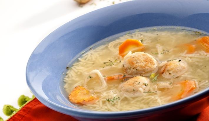 Sopa de albóndigas de pollo