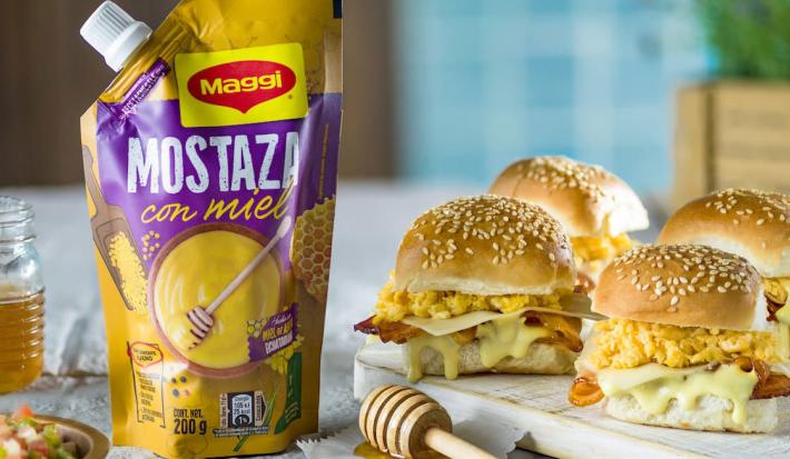 Mini sánduches de huevo con tocino caramelizado en mostaza con miel