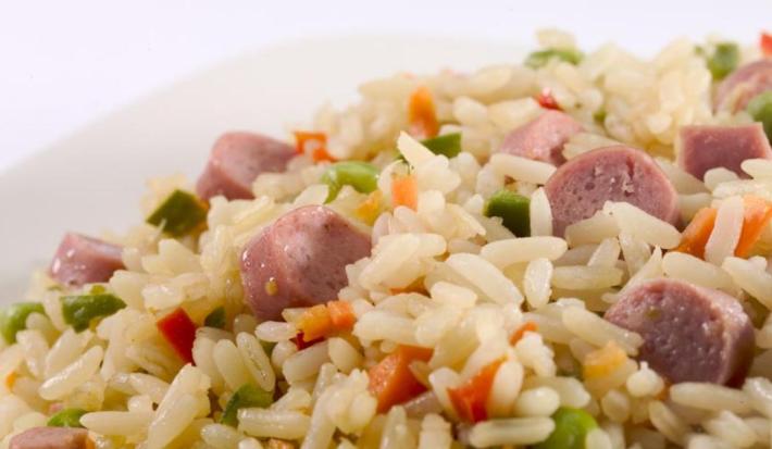 Comidas saludables con arroz y salchicha