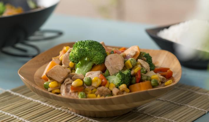Pollo al wok con vegetales