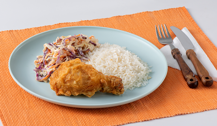 Arroz con Pollo Apanado y Ensalada de Col