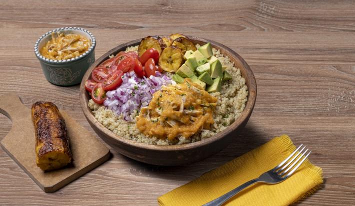 Bowl de quinua con seco de pollo
