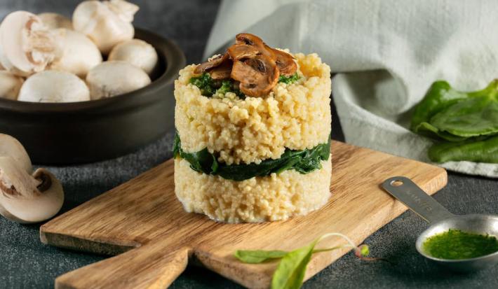Cous cous Cremoso con Espinacas Salteadas y Champiñones