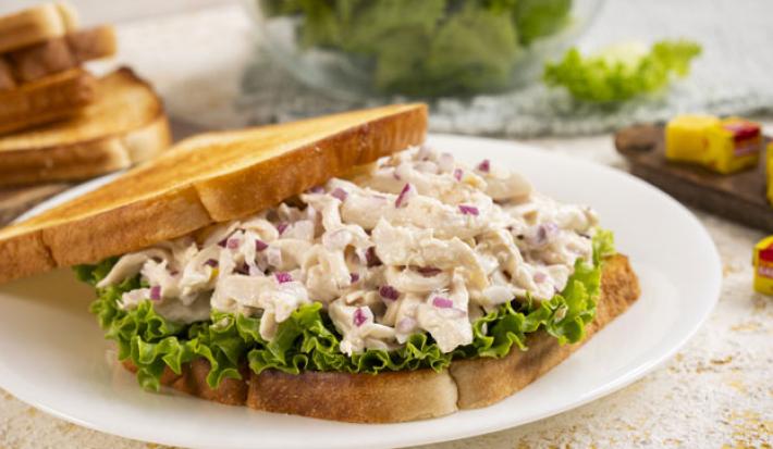 Sánduche de ensalada de pollo
