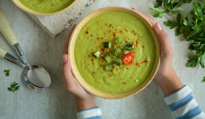 Sopa fría de pepino y aguacate