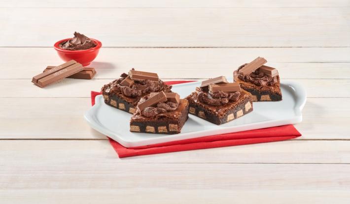 BROWNIES KITKAT® preparados con Leche Evaporada CARNATION® CLAVEL® BROWNIES KITKAT® preparados con Leche Evaporada CARNATION® CLAVEL®
