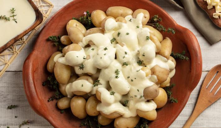 Papas con salsa de queso