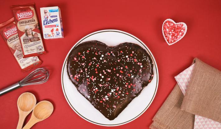 Torta de chocolate en forma de corazón - San Valentín