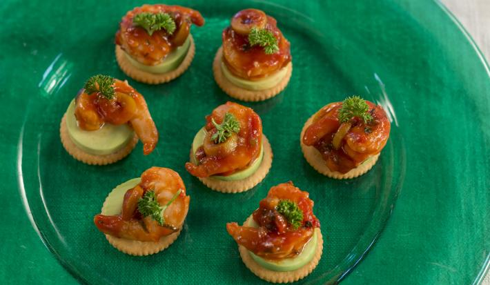 Bocaditos de camarón en salsa de tomate