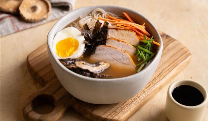 Ramen casero con cerdo alto en proteína