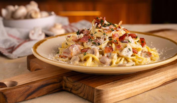 Tallarines cremosos con tocino y champiñones