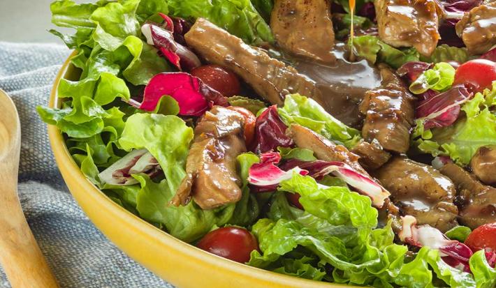 Ensalada de lomo de cerdo caramelizado con vinagre balsámico