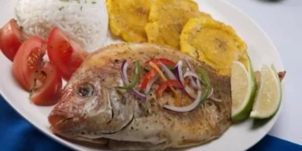 pescado-frito-con-patacon-arroz-y-verduras